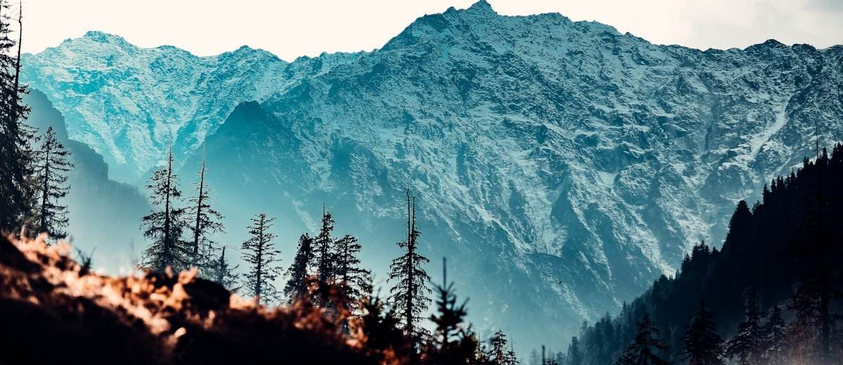 Snow-capped Himalayan peaks near Manali, Himachal Pradesh — one-way taxi drop with House of Taxi